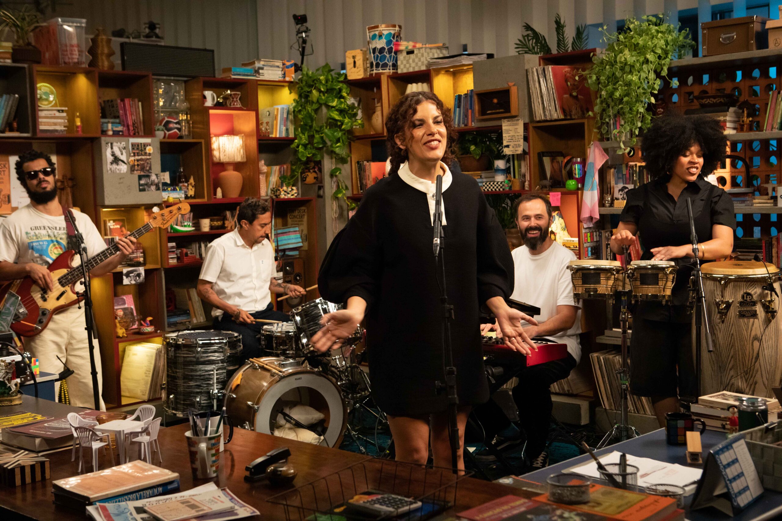 https://rollingstone.com.br/musica/ceu-celebra-20-anos-de-carreira-em-novo-episodio-do-tiny-desk-brasil/