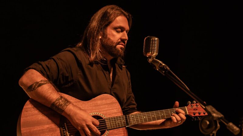 Fernando Quesada, músico do projeto 'Acústico BR' (Foto: Caike Scheffer @caikescheffer)