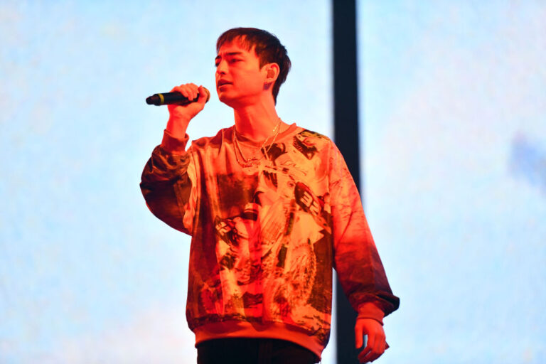 Joji lança ‘Pixelated Kisses’, seu primeiro single em três anos