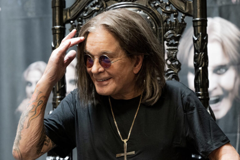 A autobiografia ‘Last Rites’ de Ozzy Osbourne é assombrosa, reveladora e profundamente triste