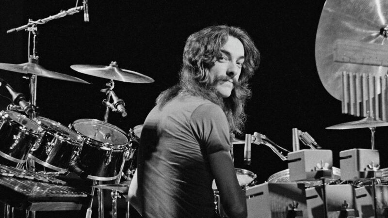 Neil Peart, baterista do Rush, em 1977 (Foto: Fin Costello / Redferns via Getty Images)