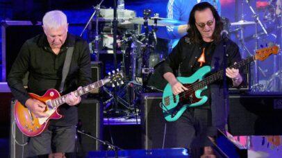 Alex Lifeson e Geddy Lee, do Rush, em 2022