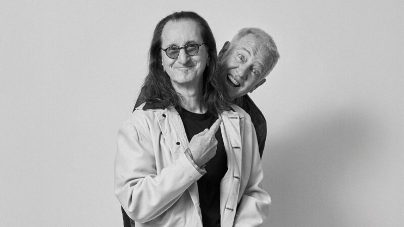 Geddy Lee e Alex Lifeson, do Rush, em 2025 (Foto: Richard Sibbald)