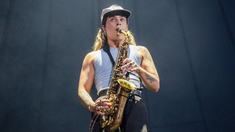 Tash Sultana em 2023 (Foto: Frank Hoensch/Redferns)