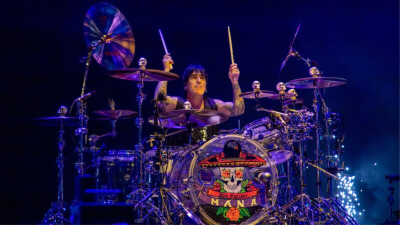 Baterista do Maná cai durante acrobacia, levanta como um ninja e continua o show_2221659062