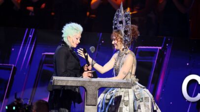 Cyndi Lauper e Chappell Roan na cerimônia de Lauper ao Hall da Fama do Rock and Roll (Foto: Amy Sussman/ WireImage para Getty Images)