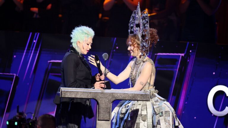 Chappell Roan celebra a ‘ousada e durona’ Cyndi Lauper após sua entrada no Hall da Fama do Rock
