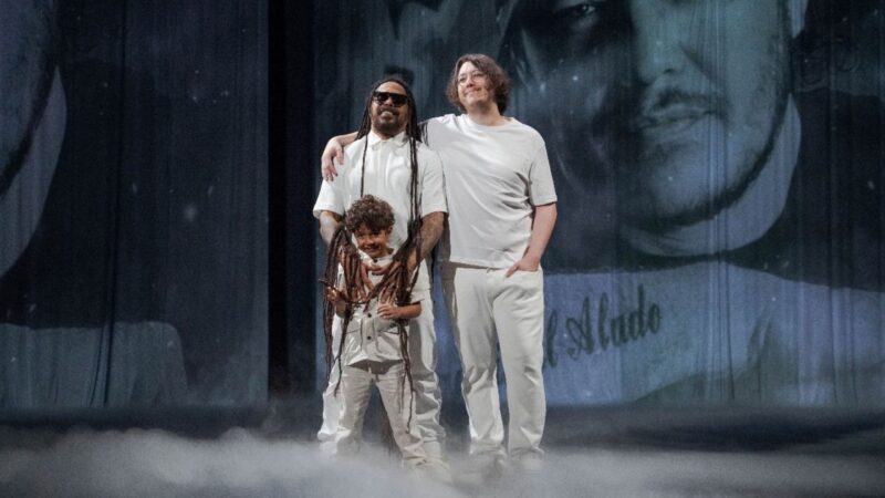 Marcelo Falcão, seu filho Tom e Xande (filho do Chorão) no clipe “Legado” (Foto: Leo Gussi)