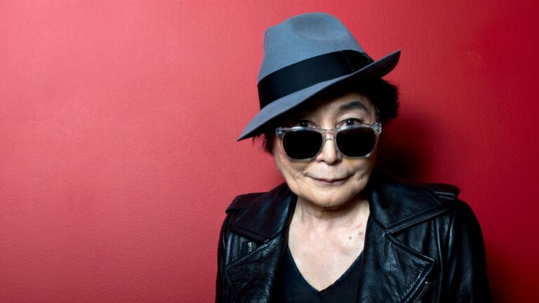 Como está Yoko Ono, viúva de John Lennon, hoje em dia?