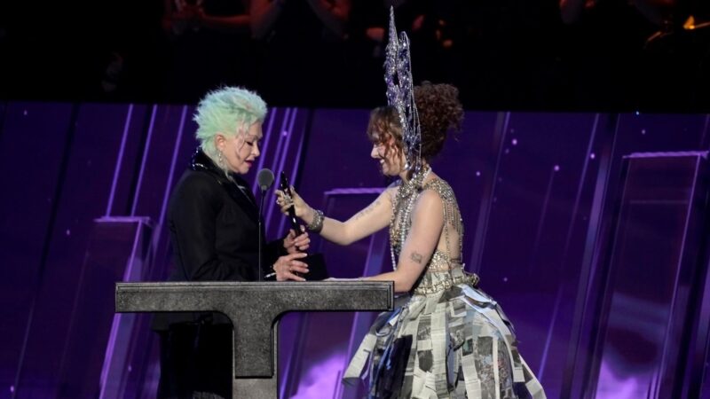 Cyndi Lauper e Chappell Roan se apresentam no Hall da Fama do Rock & Roll