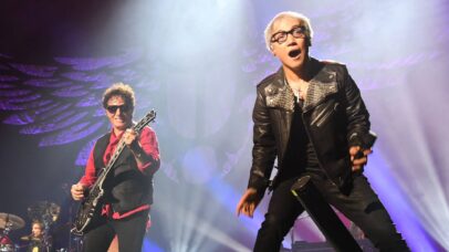 Neal Schon e Arnel Pineda durante show do Journey em 2024 (Foto: Jun Sato / WireImage)