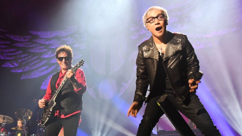 Neal Schon e Arnel Pineda durante show do Journey em 2024 (Foto: Jun Sato / WireImage)