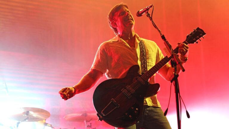 Kings of Leon sobre os covers lentos de ‘Sex on Fire’: ‘Deveria ser vulgar’