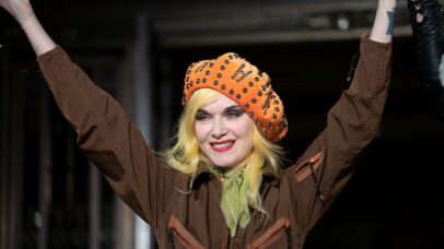 Pam Hogg durante a London Fashion Week de 2019 (Foto: Ki Price/WireImage)
