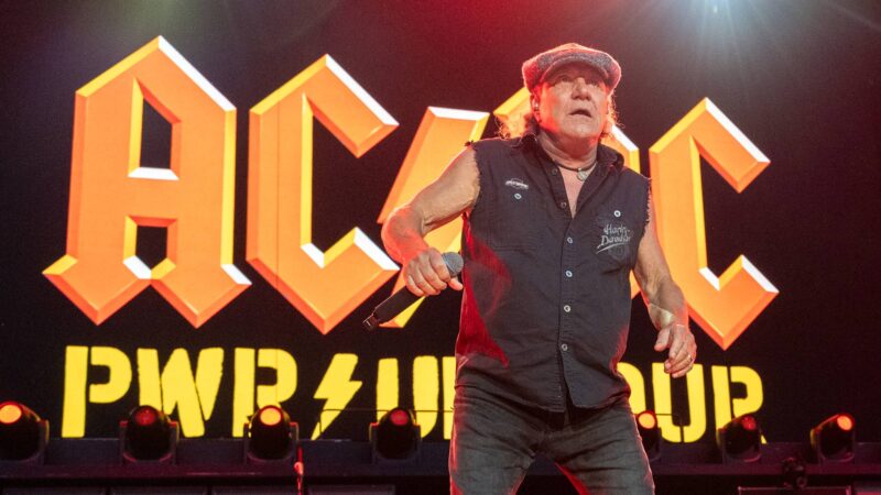 O vocalista Brian Johnson durante show do AC/DC em 2025 (Foto: Roberto Ricciuti / Getty Images)