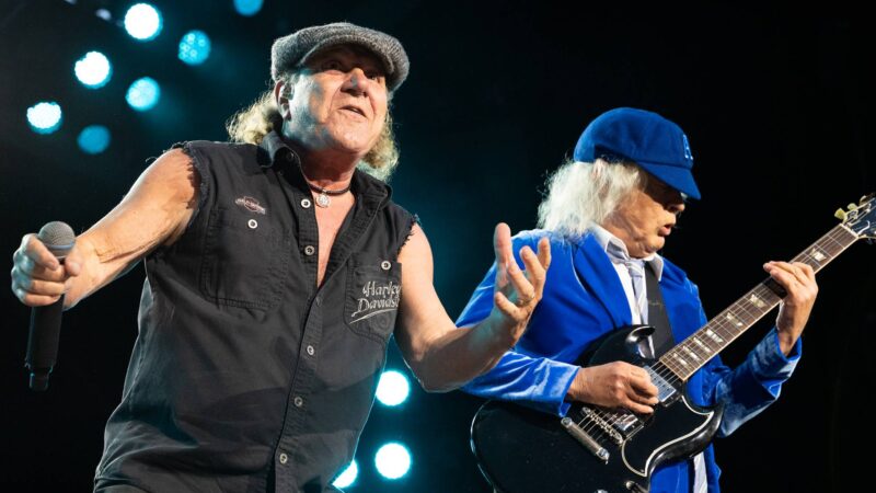 Brian Johnson e Angus Young, do AC/DC, ao vivo em 2025 (Foto: Roberto Ricciuti / Getty Images)