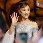 Homem que agarrou Ariana Grande em evento de ‘Wicked’ é acusado em Singapura