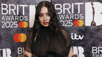 Charli XCX em 2025 (Foto: John Phillips / Getty Images)