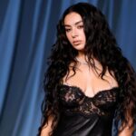 Charli XCX provoca nova e sinistra canção ‘House’ com John Cale para ‘O Morro dos Ventos Uivantes’