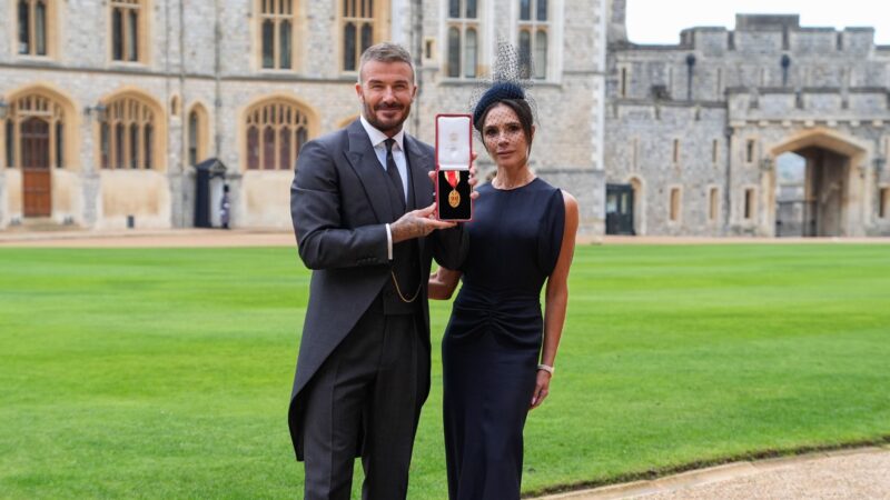 Sir David Beckham ao lado de sua esposa Lady Victoria (Foto: Andrew Matthews - Pool/Getty Images)