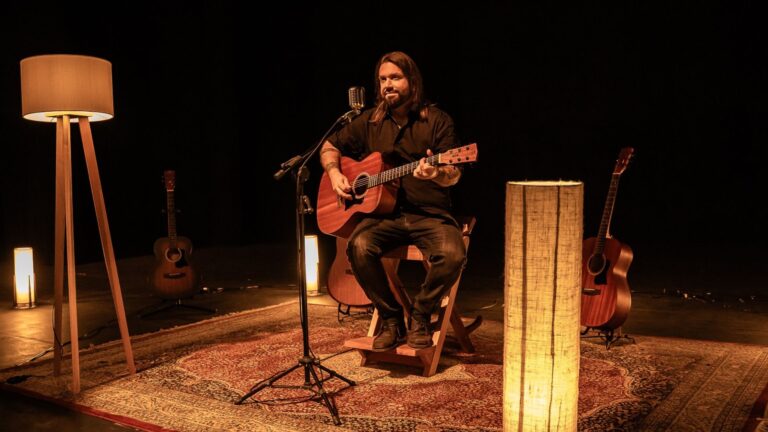 Fernando Quesada transforma clássicos do rock nacional em experiência intimista no projeto ‘Acústico BR’