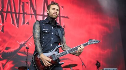 George Harris durante show com The Raven Age em 2025 (Foto: Per Ole Hagen / Redferns via Getty Images)