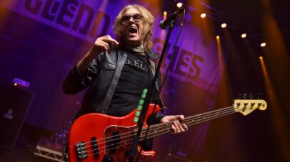 Glenn Hughes ao vivo em 2025 (Foto: C Brandon / Redferns via Getty Images)