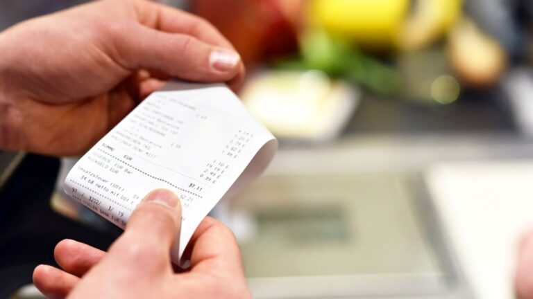 Vídeos racistas feitos com IA alimentam estereótipos sobre programa do governo dos EUA