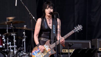 Joan Jett diz que foi alvo de machismo por tocar guitarra e não violão