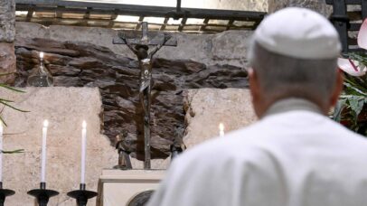 Papa Leão XIV visita túmulo de São Francisco em Assis, próximo ao Vaticano (Foto: Simone Risoluti - Vatican Media via Vatican Pool/Getty Images)