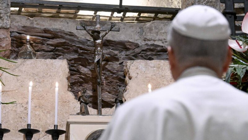 Papa Leão XIV visita túmulo de São Francisco em Assis, próximo ao Vaticano (Foto: Simone Risoluti - Vatican Media via Vatican Pool/Getty Images)