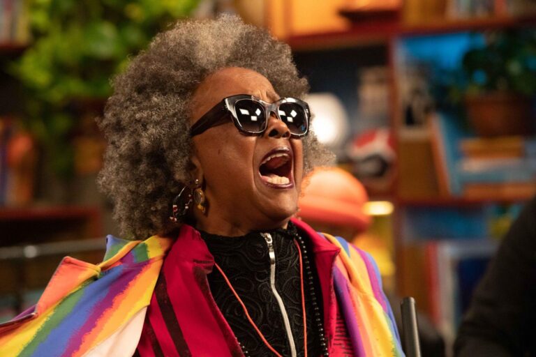 Tiny Desk Brasil convida Sandra Sá em episódio que exalta a força da Música Preta Brasileira