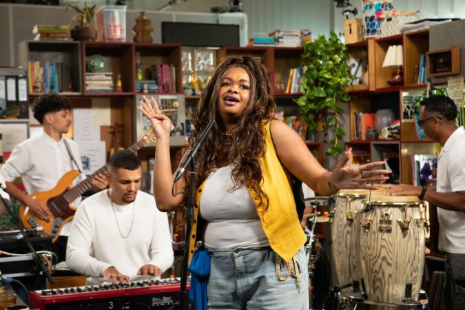 Tássia Reis no Tiny Desk Brasil