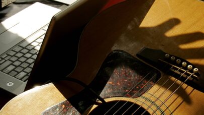 violao-guitarra-computador-notebook-inteligencia-artificial-foto-Luis-Sinco-Los-Angeles-Times-via-Getty-Images-563984259