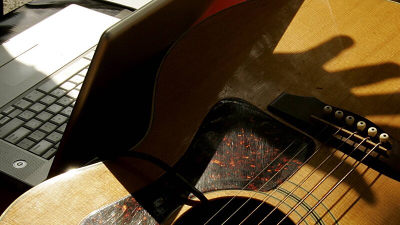 violao-guitarra-computador-notebook-inteligencia-artificial-foto-Luis-Sinco-Los-Angeles-Times-via-Getty-Images-563984259