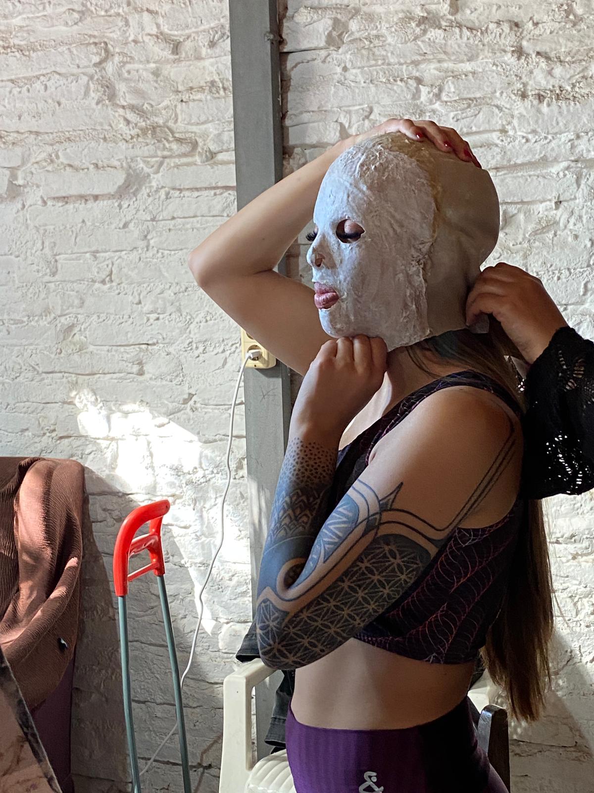 Foto do momento em que o molde da máscara é feito (Foto: Isa Roddy)