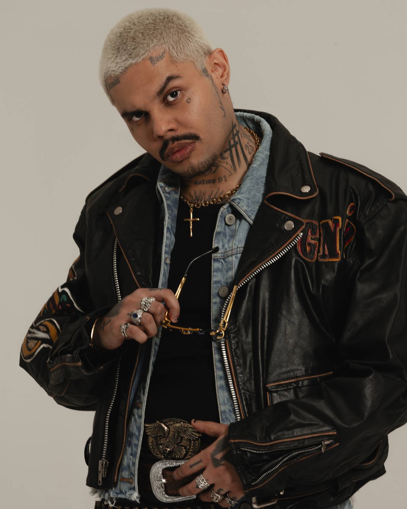 MC Lan em foto promocional de 'V3NOM' (Foto: divulgação)