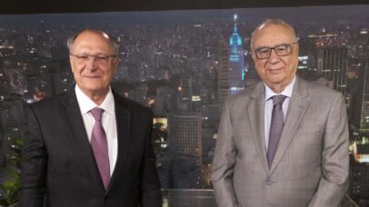 “Precisamos sempre simplificar, desburocratizar e reduzir o custo Brasil”, diz Geraldo Alckmin na estreia de “Perfil Poder”