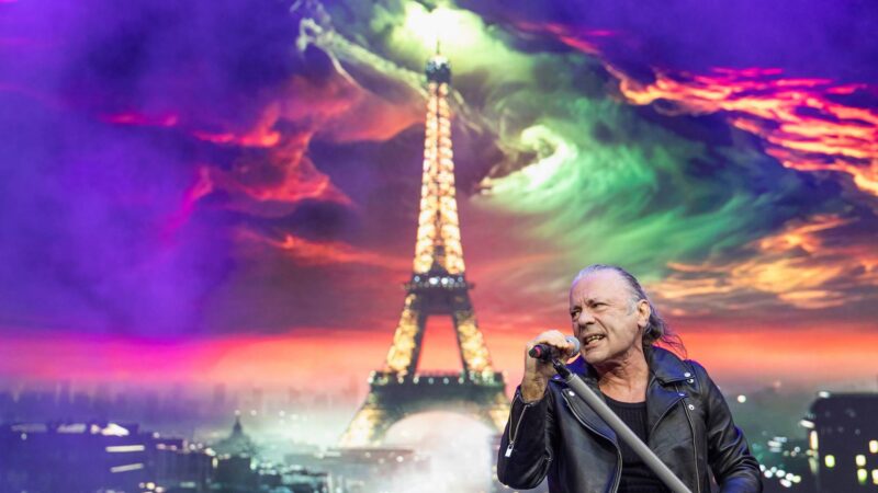 O vocalista Bruce DIckinson, do Iron Maiden, durante show em 2025 na Inglaterra (Foto: Jo Hale / Redferns)
