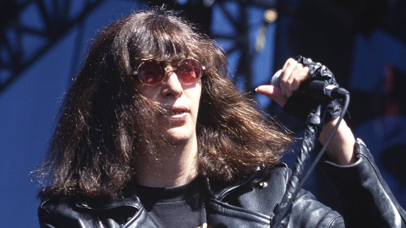 Joey Ramone, vocalista dos Ramones, em 1996 (Foto: Tim Mosenfelder / Getty Images)