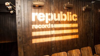 Gravadora de The Weeknd e Ariana Grande aposta em jogo de luta musical