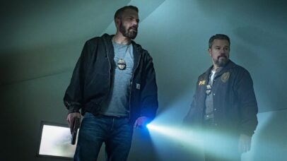 ‘Dinheiro Suspeito’ reúne Ben Affleck e Matt Damon em trama de ação — mas vale o play?