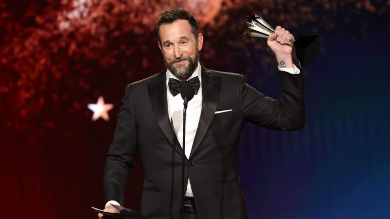 Noah Wyle recebe o prêmio de Melhor Ator em Série de Drama por 'The Pitt' no 31º Critics Choice Awards