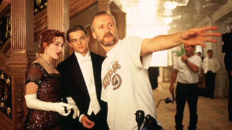 James Cameron no set de Titanic (1997) com Kate Winslet e Leonardo DiCaprio (Foto: Twentieth Century Fox France/ Everett Collection)