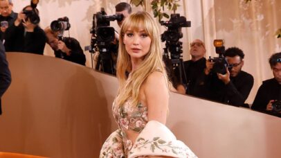 Jennifer Lawrence diz que cenas de sexo são mais fáceis com atores que ela não conhece