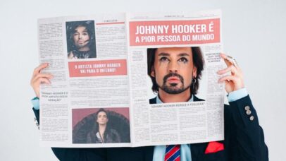 Johnny Hooker revisita fake news de sua morte em novo videoclipe