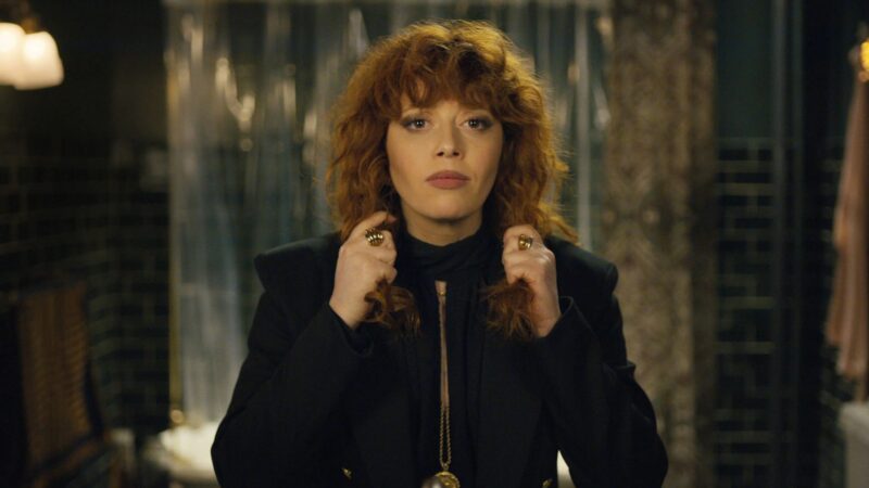 Natasha Lyonne Compartilha Experiência de Recaída Após Dez Anos de Sobriedade, Gerando Onda de Apoio