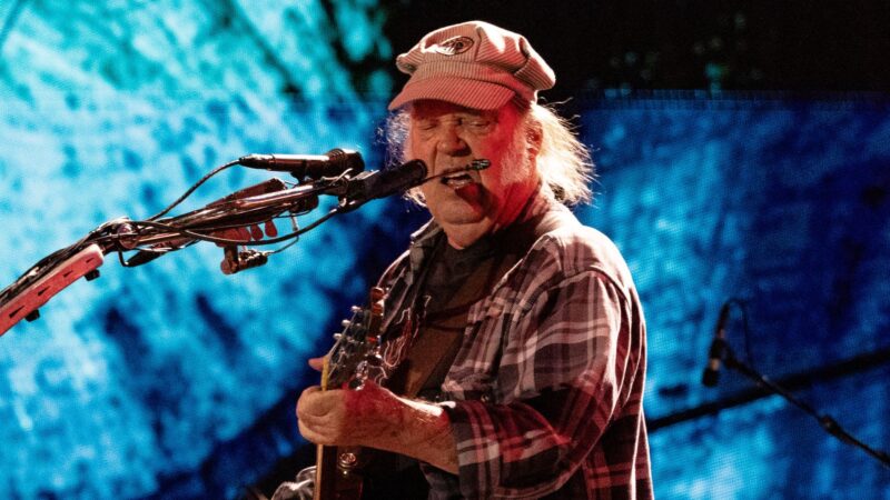 Neil Young declara guerra contra Apple e Verizon por apoio a Trump_2236582282