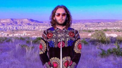 Pedro Frossard estreia faixas inéditas em São Paulo com show que une Oriente e Brasil