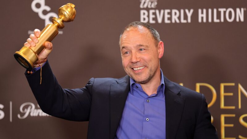 Stephen Graham e estatueta do Globo de Ouro (Foto: Brianna Bryson/Getty Images)